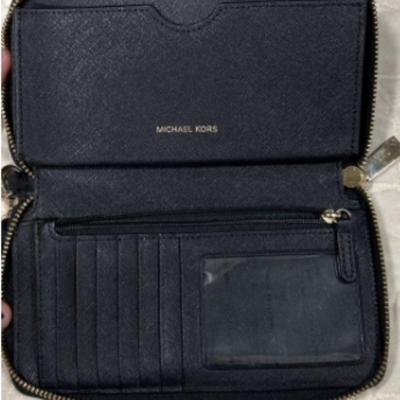 🐾Black Saffiano Leather Wristlet - Picture 5 of 8